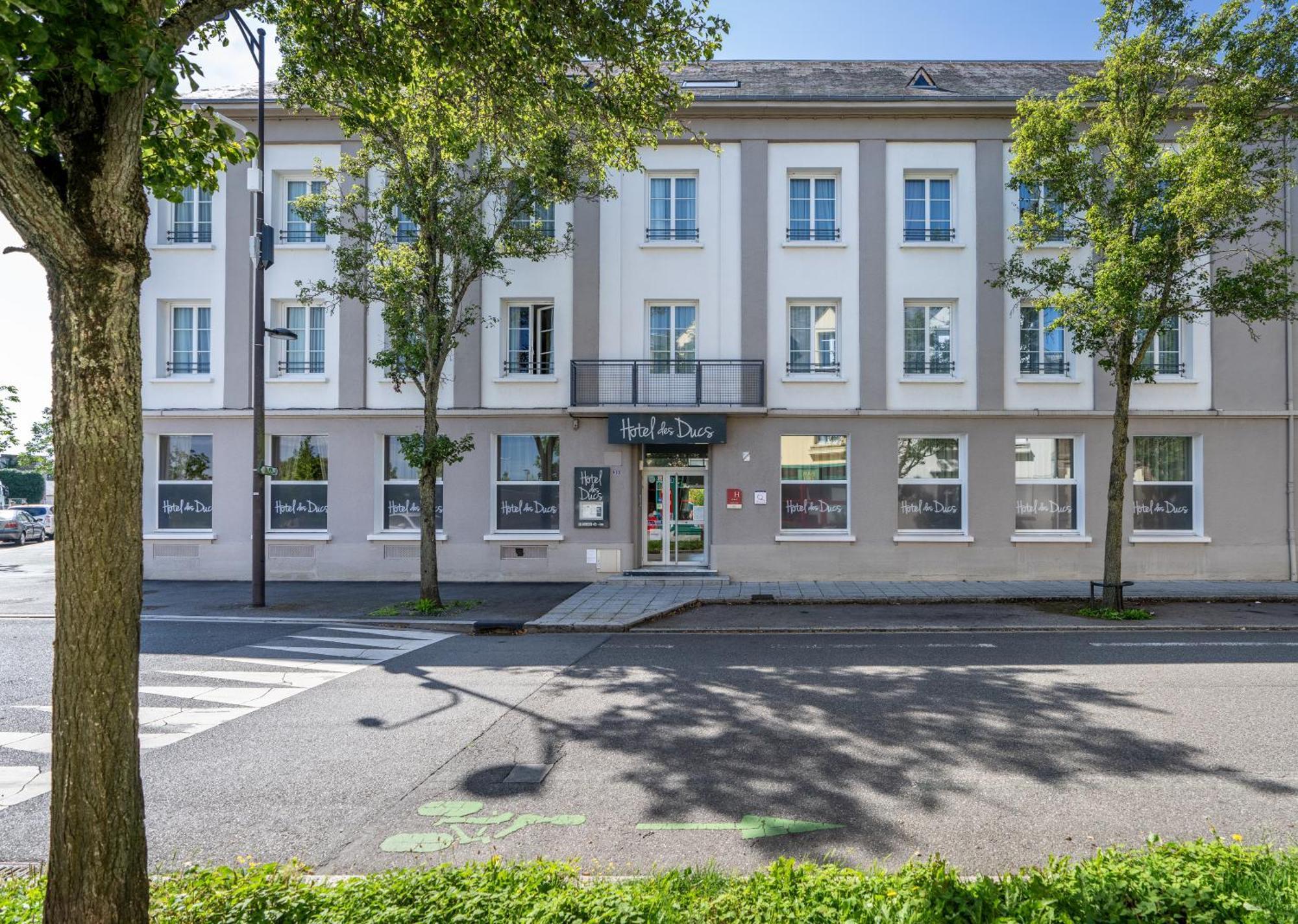 Hotel Des Ducs Alencon Exterior photo